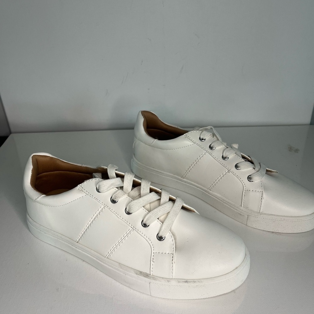 Dolce Vita size 9 Sneakers